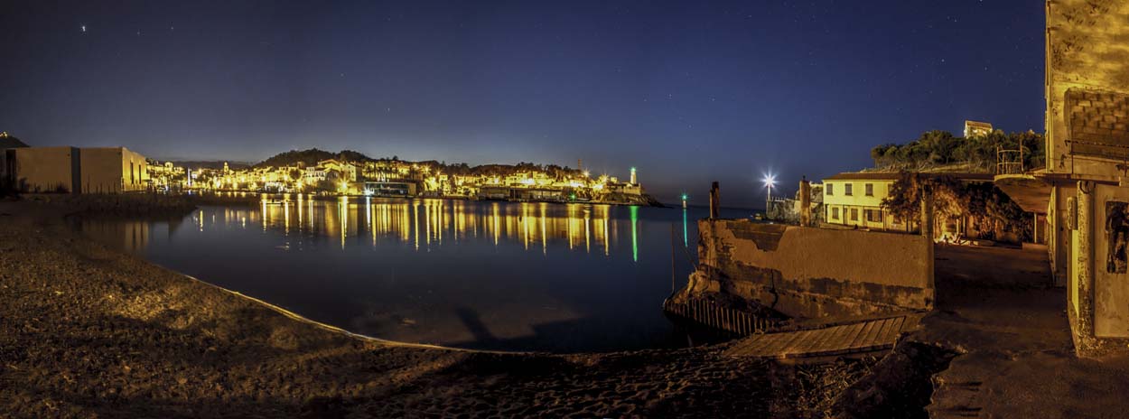 L'Anse des Tamarin la nuit, vue de l'aire camping-cars de Port Vendres (Catalogne) / dominique.paques_gmail.com_pano_vendres_port_nuit.jpg