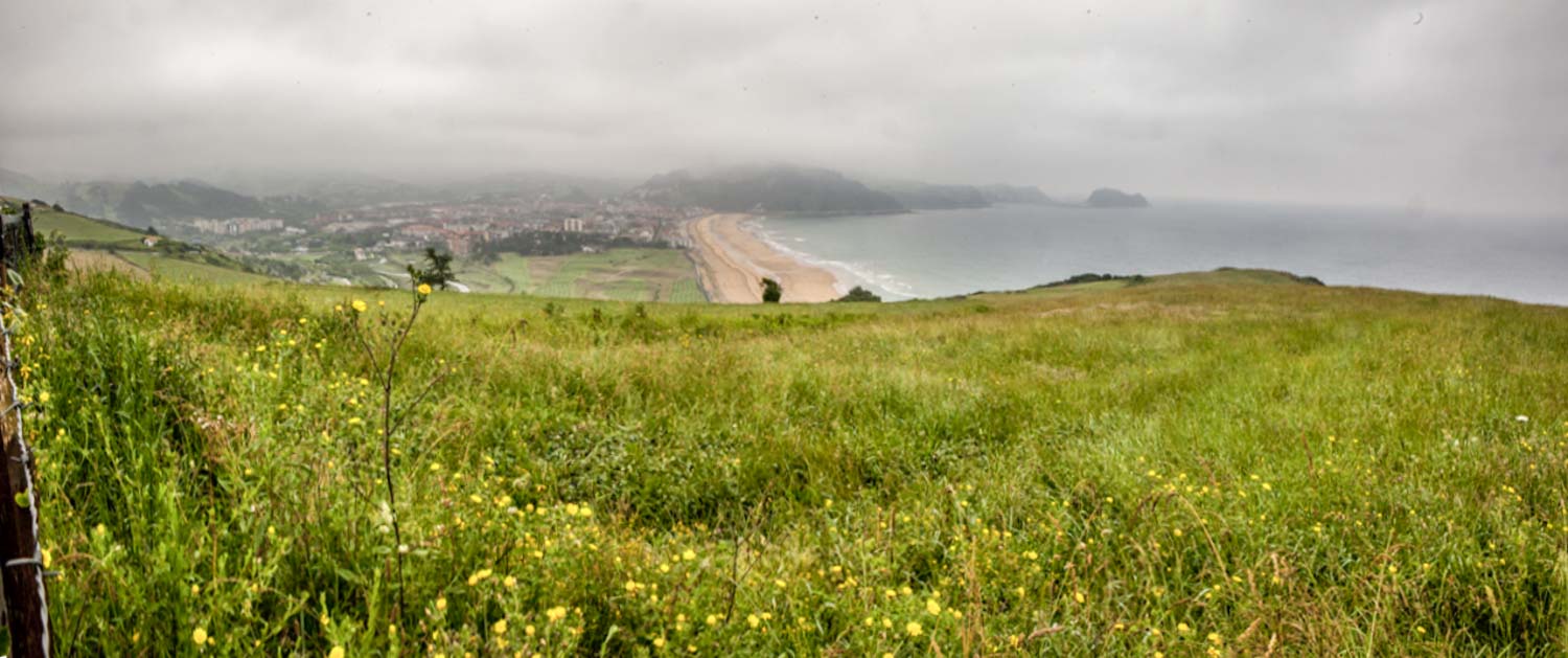 La baie de Zarautz (Pays Basque) sous les nuages et la pluie / dominique.paques_gmail.com_zarauts_pano_jour.jpg
