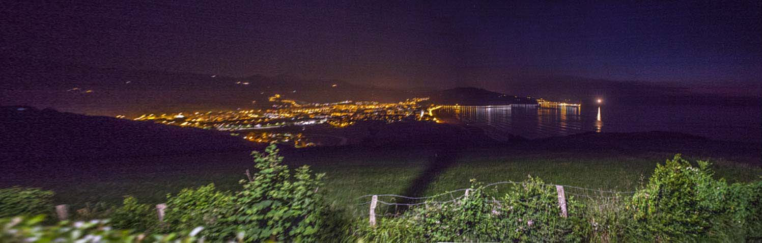 La baie de Zarautz (Pays Basque) de nuit / dominique.paques_gmail.com_zarauts_pano_nuit.jpg